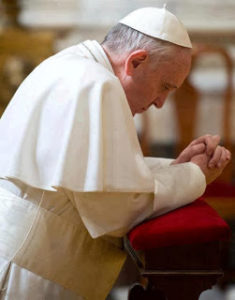 PopeFrancispraying
