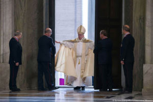 151208-pope-opens-holy-door