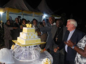BishopFranzelli28left29ArchbishopOdamaandthePrimeMinistercutthethanksgivingcakeasotherdignitarieslookon