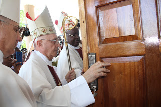 Cardinal Filoni official opens the doors of the Cathedral