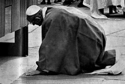 Pope Paul VI venerates the ground on which the Uganda Martyrs dies in Namugongo during his visit (Image Courtesy)