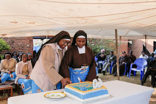 Sr. Lirato, President of the Association and Sr. Monica Phiri, Abbess of Lilongwe monastery cutting the Anniversary cake