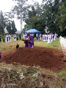 Archbishop Msusa laying wreaths on Fr Chinkhoma.