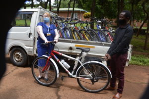 Alumando (right) donating bicycle to Chiumia