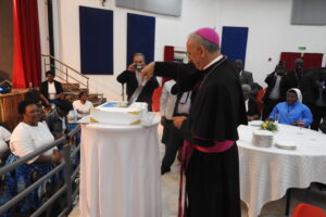 Nuncio cutting farewell cake