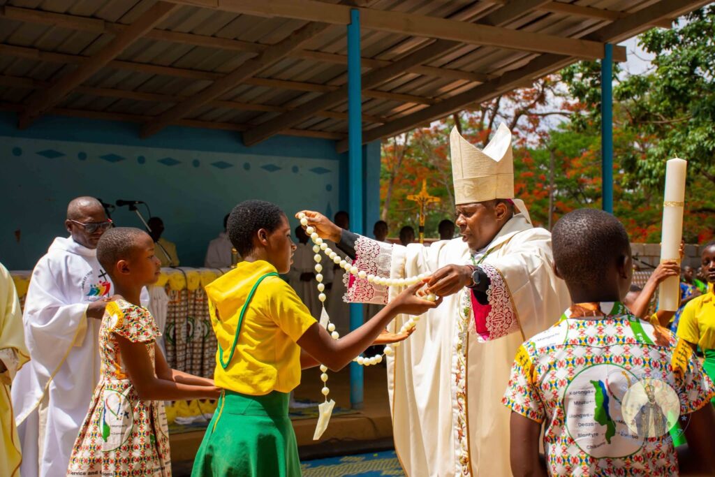 Bishop Mwakhwawa hands over a symbolic rosary to the Archdiocesan Holy Childhood, entrusting them with the leadership of all Epiphany activities throughout 2026