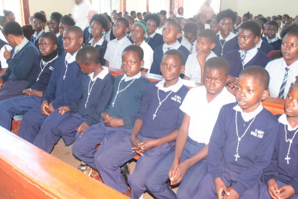 STUDENTS GATHER TO PRAY THE ROSARY